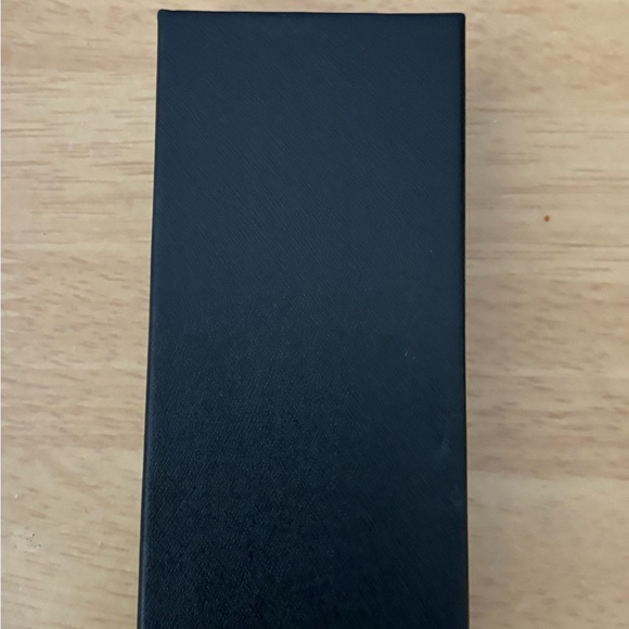 New Women’s luxury Rhinestone Quartz Watch - Picture 2 of 4